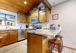Updated & Large, Near Golf Course! Gas Grill & Deck. Forested Quiet Location