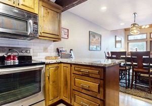 Updated & Large, Near Golf Course! Gas Grill & Deck. Forested Quiet Location