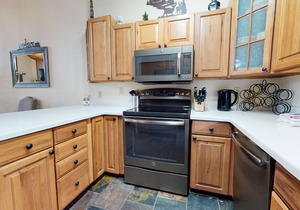 Updated & Large, Near Golf Course! Gas Grill & Deck. Forested Quiet Location