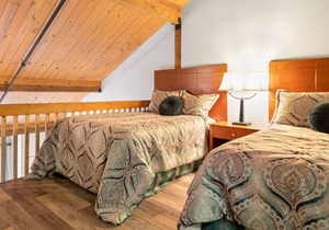 Updated Mountain Inn unit with open loft - accomodates 2