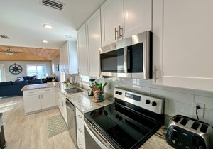 Updated private home w/views, pools & dogs ok!