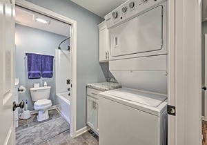 Updated Twin Lakes Cottage, Walk to Lake Mary