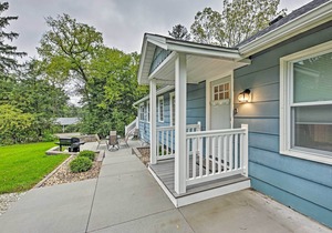 Updated Twin Lakes Cottage, Walk to Lake Mary