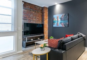Upscale 2BR Apt - Prime Location with Netflix