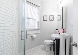 Upscale 2BR Apt w King Bed & Netflix