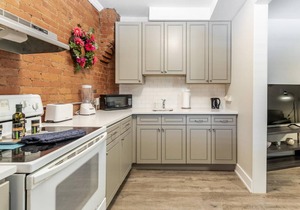 Upscale 2BR Apt with King Bed & Netflix