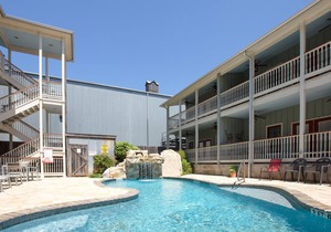 Upscale in Historic Gruene, TX! Walk to shops, dining and Gruene Hall!