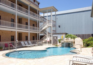 Upscale in Historic Gruene, TX! Walk to shops, dining and Gruene Hall!