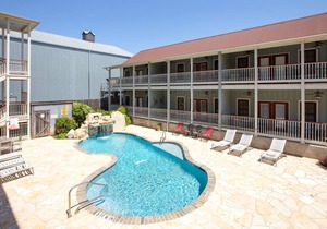 Upscale in Historic Gruene, TX! Walk to shops, dining and Gruene Hall!