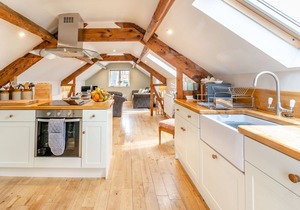 UPSTAIRS DOWNSTAIRS COTTAGE, pet friendly, with a garden in Snainton