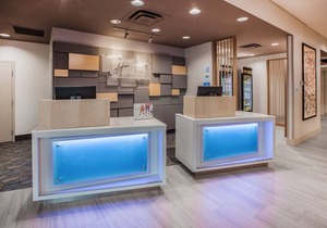 Holiday Inn Express & Suites Overland Park, an IHG Hotel