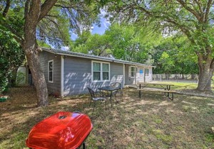 Utopia Family Home, 2 Blocks to Utopia Park!