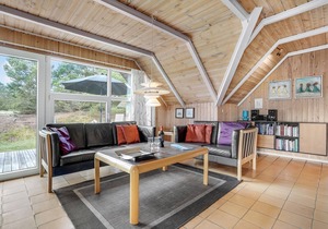 Very nice cottage with thatched roof.