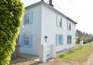 VESTA COTTAGE, ORFORD, pet friendly, with open fire in Orford