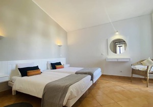 Villa, Albufeira, 2 bedrooms, 200 m from the Strip, 500m from the beach, pool and garden