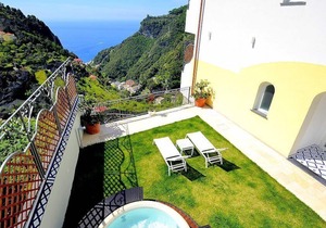 Villa Clarice D, fully refundable with voucher*: An elegant and modern studio apartment in a quiet position, located on a hillside above the sea, with Free WI-FI.