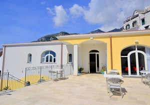 Villa Clarice E, fully refundable with voucher*: An elegant and modern studio apartment in a quiet position, located on a hillside above the sea, with Free WI-FI.