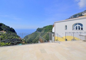 Villa Clarice E, fully refundable with voucher*: An elegant and modern studio apartment in a quiet position, located on a hillside above the sea, with Free WI-FI.