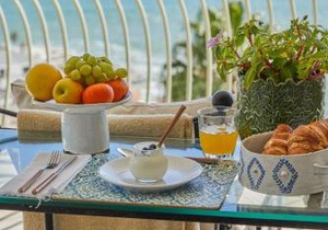 Villa del Mar - "Luxurious en-suite bedroom with lounge and stunning sea view balcony in Bantry Bay"