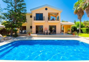 Villa Halima Alexandros: Large Private Pool, Walk to Beach, Sea Views, A/C, WiFi