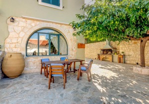 Villa Kirke with private swimming pool