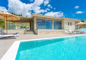Villa Lassi Fos: Large Private Pool, Walk to Beach, Sea Views, A/C, WiFi