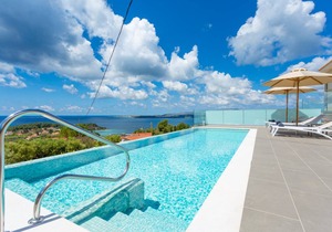 Villa Lassi Illios: Large Private Pool, Walk to Beach, Sea Views, A/C, WiFi