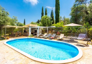 Villa Mavrikia: Large Private Pool, A/C, WiFi, Eco-Friendly
