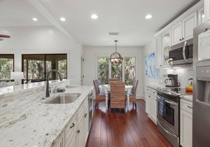 Villa Overlooking Roy Barth Tennis Courts- 5 Minute Walk to Beach