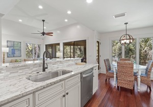 Villa Overlooking Roy Barth Tennis Courts- 5 Minute Walk to Beach
