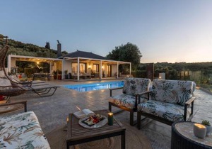 Villa Venia - Cozy Escape with Scenic Sew View, by ZanteWize