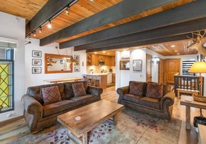 Village Area 3 bdrm~Private BBQ~Ski in & Out~Walk to Restaurants