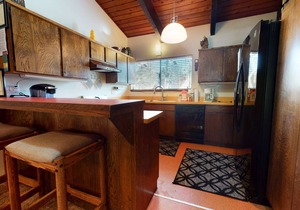 Vintage Spacious Cabin for a Summer Get-a-way! Near The Village, Pool On-site