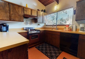 Vintage Spacious Cabin for a Summer Get-a-way! Near The Village, Pool On-site