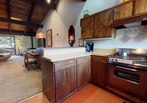 Vintage Spacious Cabin for a Summer Get-a-way! Near The Village, Pool On-site