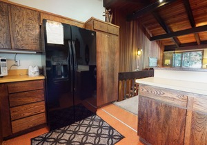 Vintage Spacious Cabin for a Summer Get-a-way! Near The Village, Pool On-site