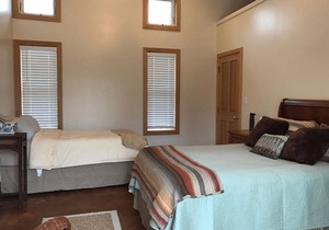Volcanoes National Park - minutes away. 25 acre Nature Lodge