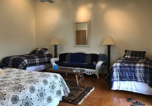 Volcanoes National Park - minutes away. 25 acre Nature Lodge