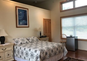 Volcanoes National Park - minutes away. 25 acre Nature Lodge