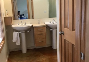 Volcanoes National Park - minutes away. 25 acre Nature Lodge