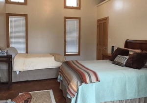 Volcanoes National Park - minutes away. 25 acre Nature Lodge