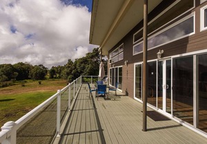 Volcanoes National Park - minutes away. 25 acre Nature Lodge