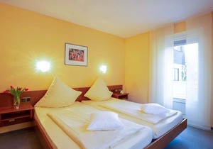 Waldseite Standard Room with Forest View 4 - 11 nights - Waldhotel Sonnenberg
