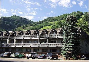 Walk to lifts Lodging in Aspen Core