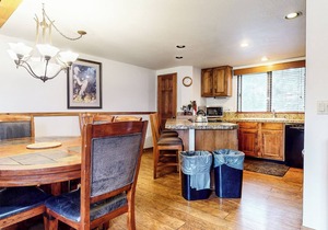 Walk to Town, Updated Townhome with Gas Grill, Year Round Hot Tub