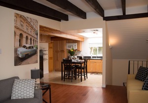 WALKING DISTANCE FROM FIVE STAR RESTURANTS!