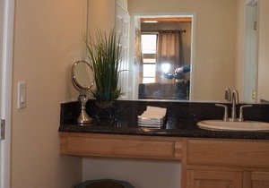 WALKING DISTANCE FROM FIVE STAR RESTURANTS!!