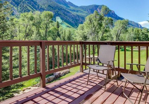 Waterfront cabins next to nature preserve - private hot tub & river views!