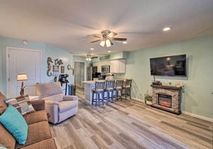 Waterfront Lake Delton Condo with Pool and Spa Access!
