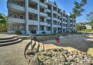 Waterfront Lake Delton Condo with Pool and Spa Access!